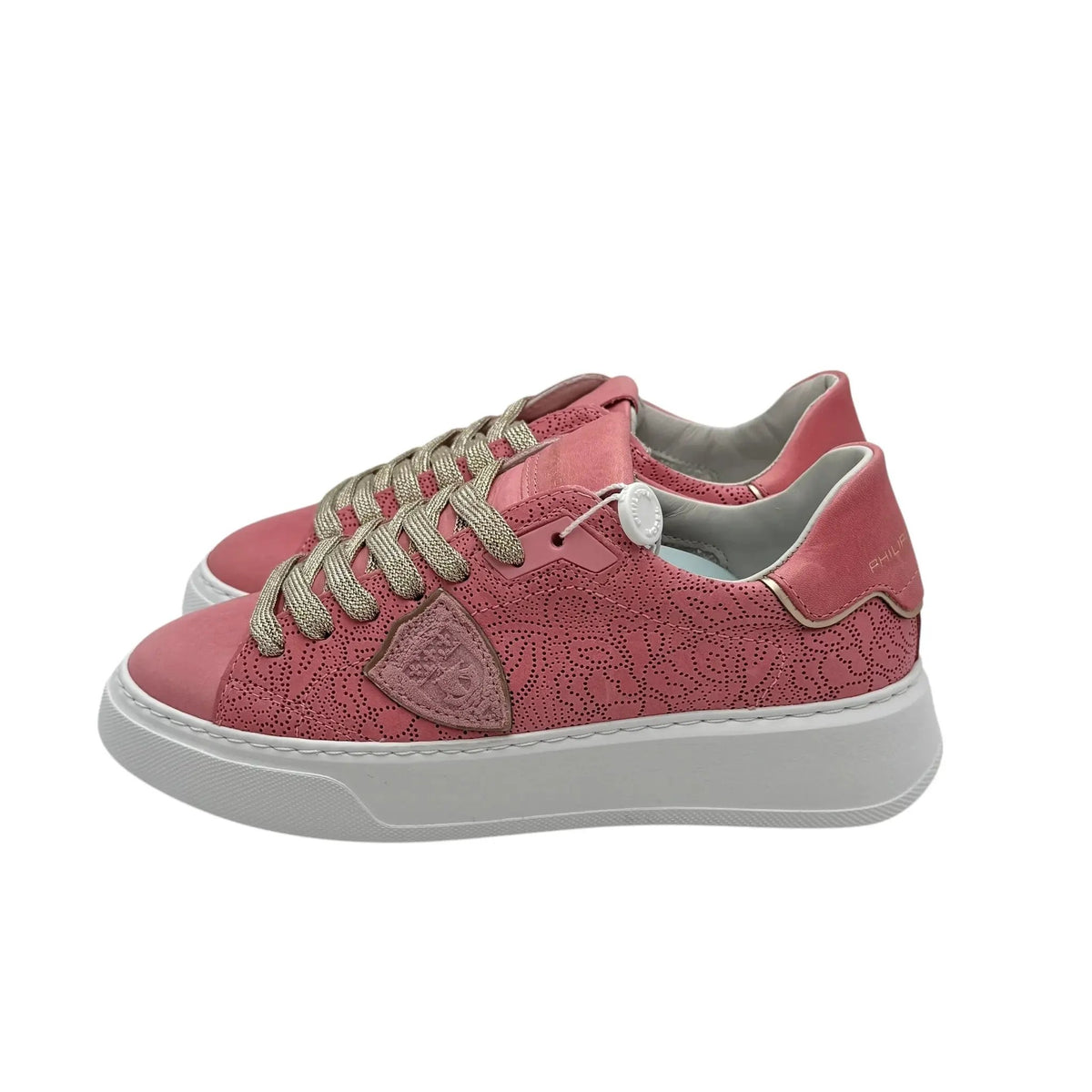 Sneaker donna rosa in pelle traforata con suola bianca e dettagli oro, modello casual.