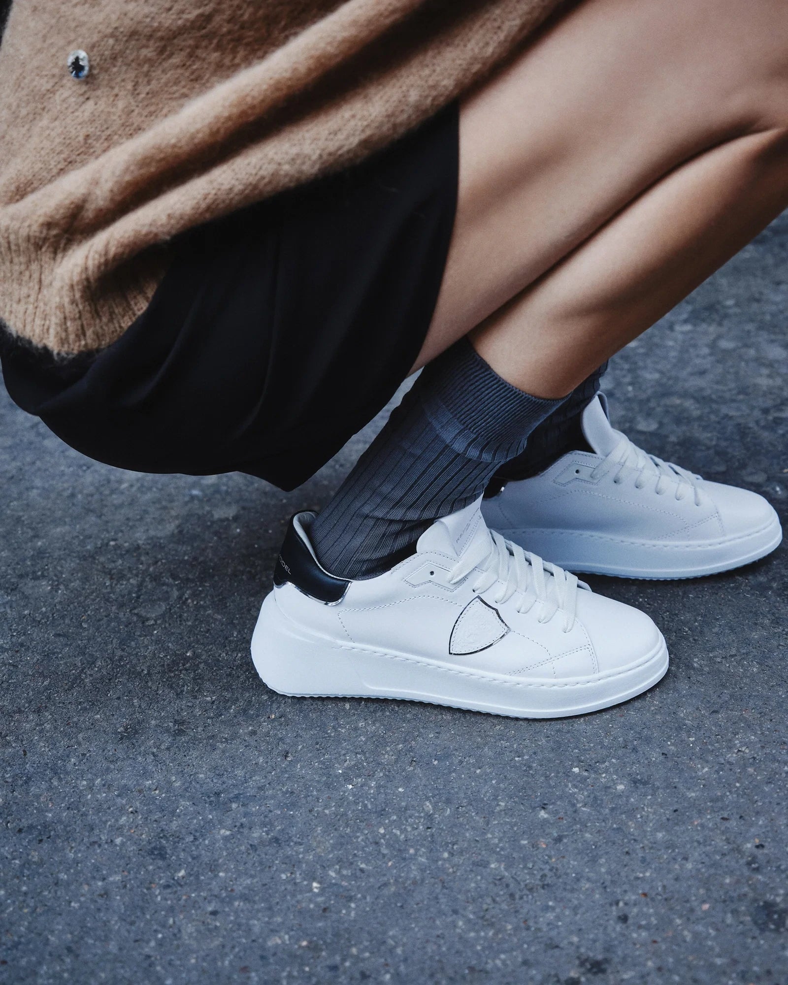 Sneaker Philippe Model BTLD V010 donna, modello low temple in pelle bianca e nera, dettagli eleganti e moderni.