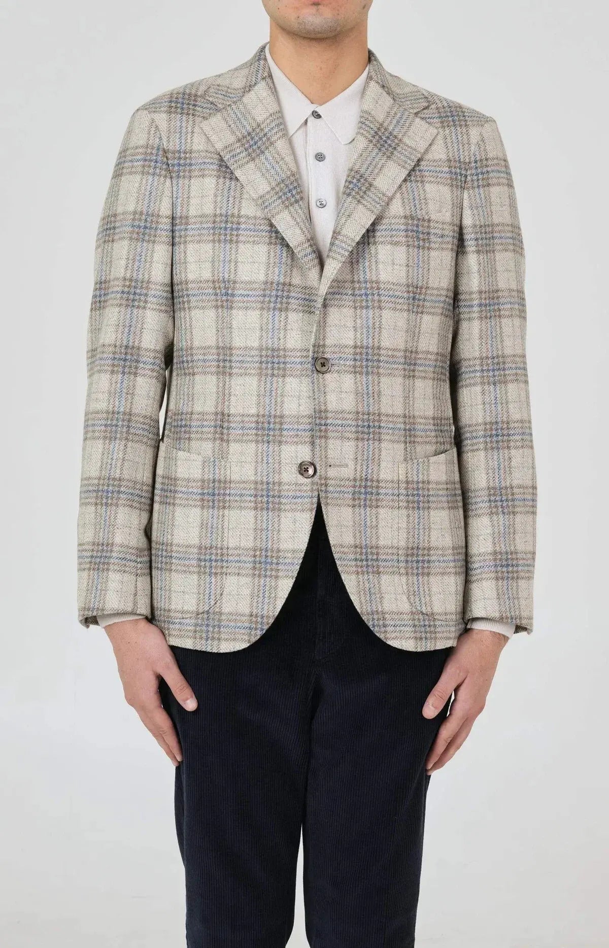 Giacca uomo a quadri beige e azzurro con camicia chiara, stile elegante Made in Italy