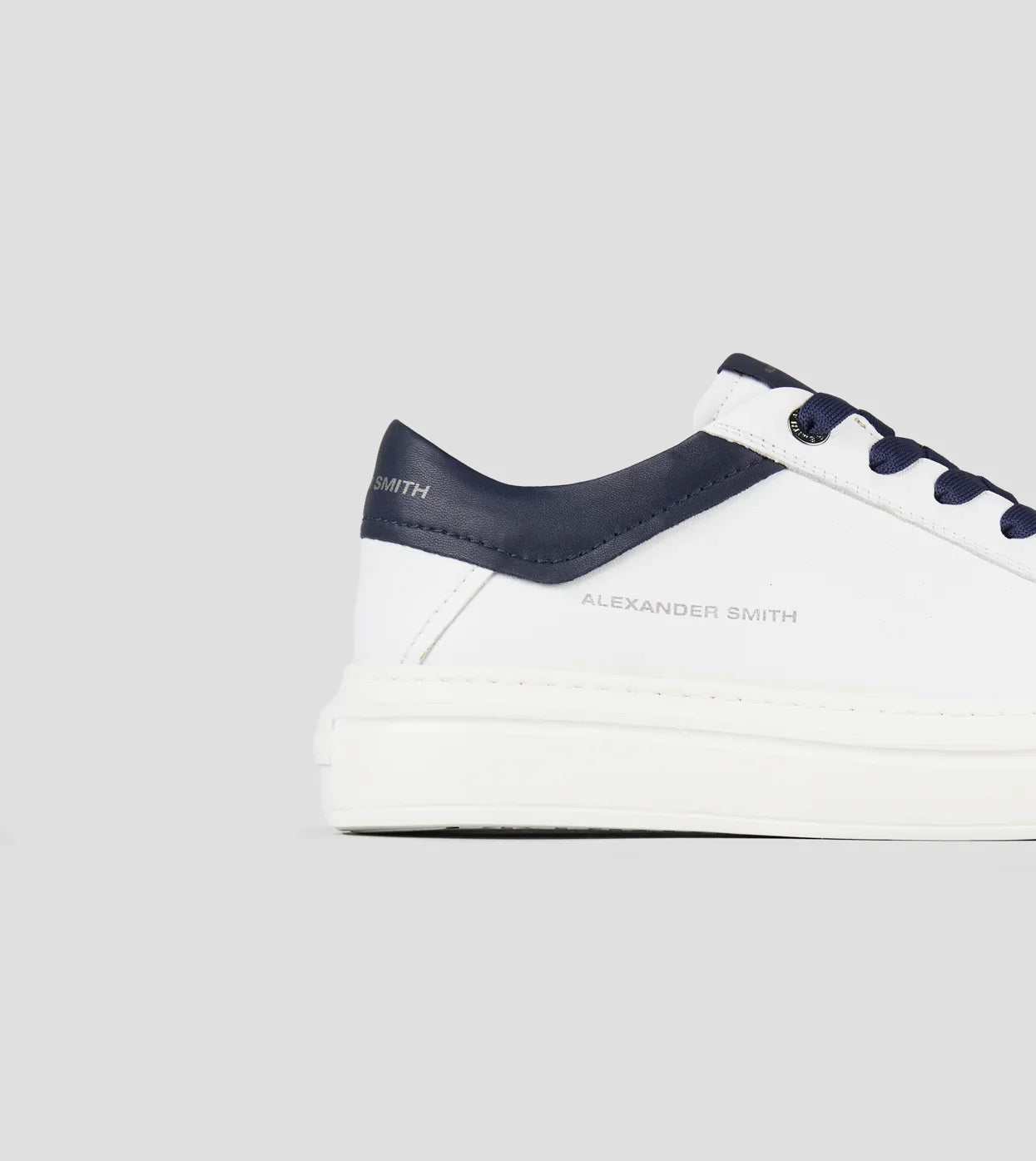 Sneaker uomo in pelle bianca con dettagli blu e lacci blu, stile moderno ed elegante.