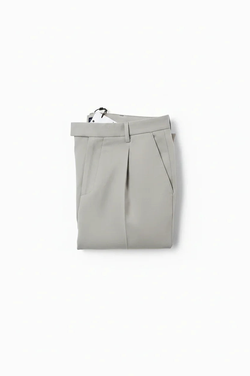 Pantalone uomo elegante beige chiaro con pinces, piegato su sfondo bianco