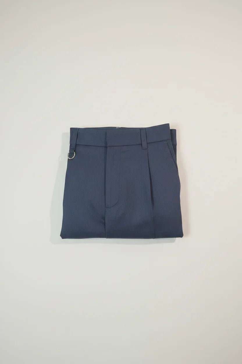 Pantaloni uomo eleganti blu scuro con pinces, fibbia laterale, moda abbigliamento formale.