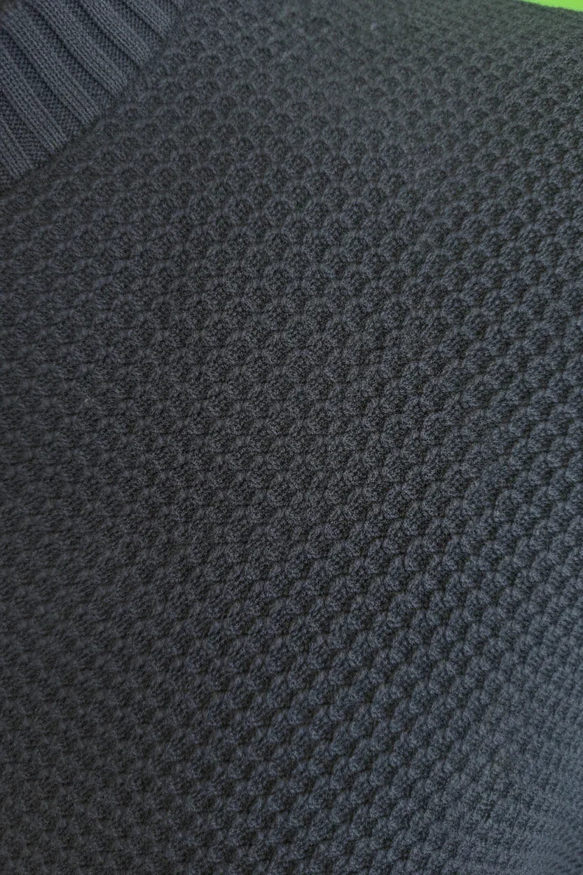 Maglione blu scuro a trama waffle, dettaglio tessuto in primo piano