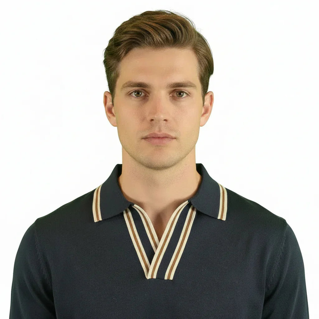Maglia polo uomo blu con colletto a righe beige e marroni, stile elegante, moda uomo