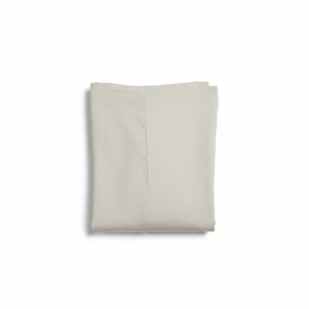 Pantalone uomo beige piegato, abbigliamento elegante su sfondo bianco