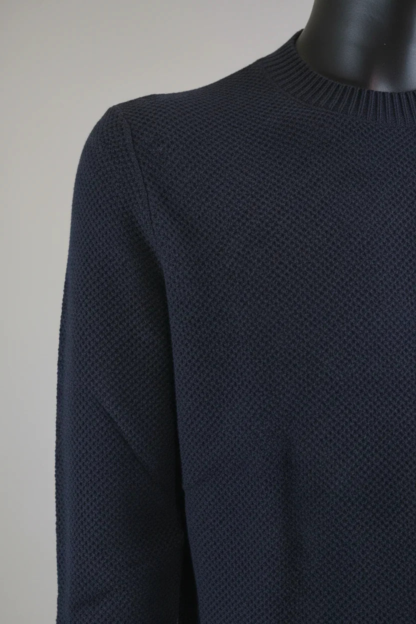 Maglione uomo blu scuro in tessuto lavorato, dettaglio texture elegante