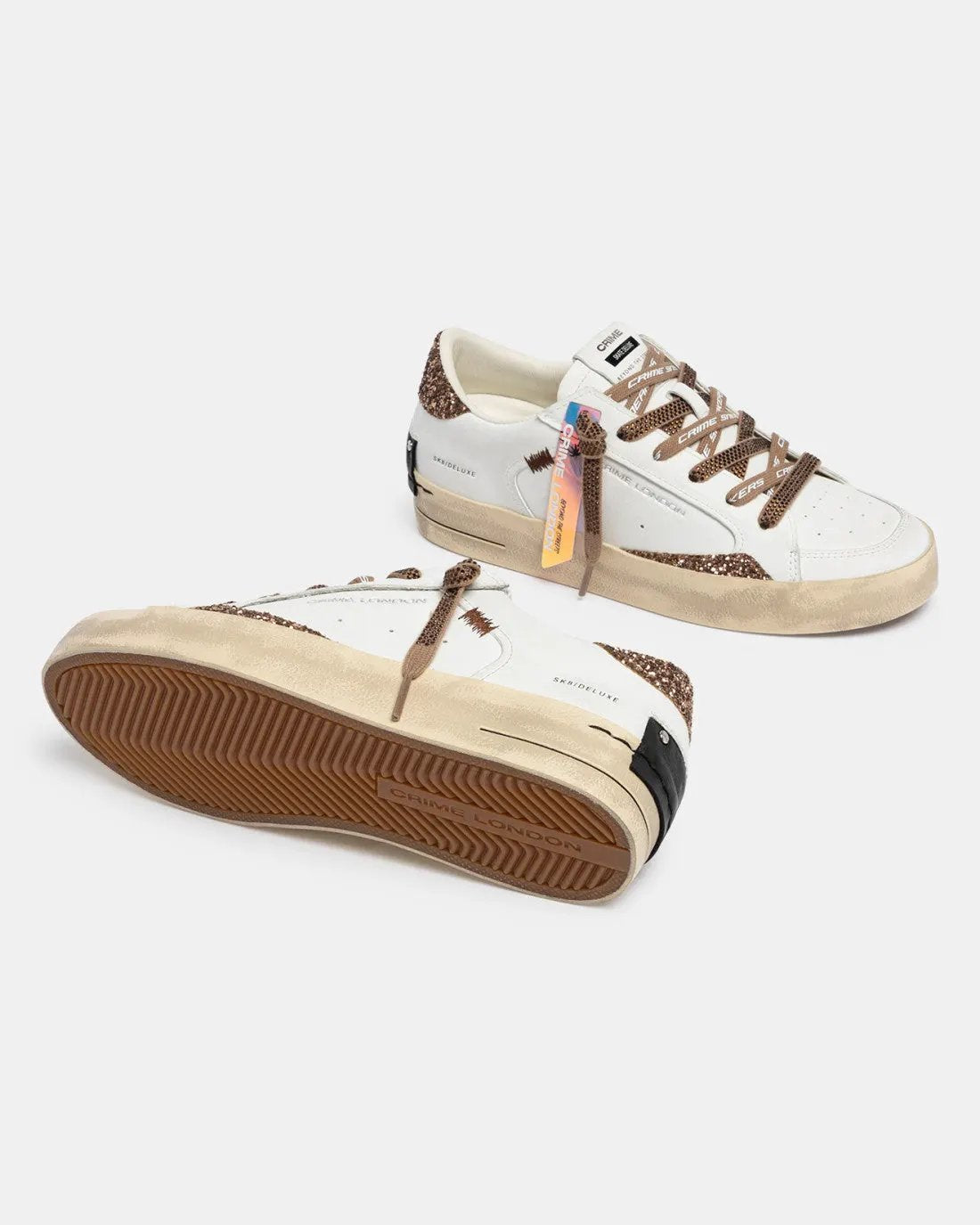 Dettaglio tomaia in pelle e lacci glitterati sneaker Crime London Skate