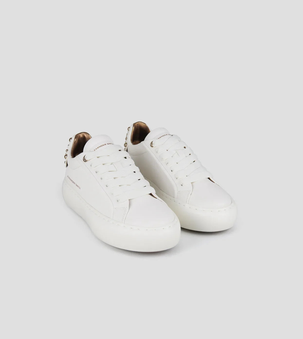 Sneakers donna in pelle bianca con borchie dorate sul tallone, stile moderno