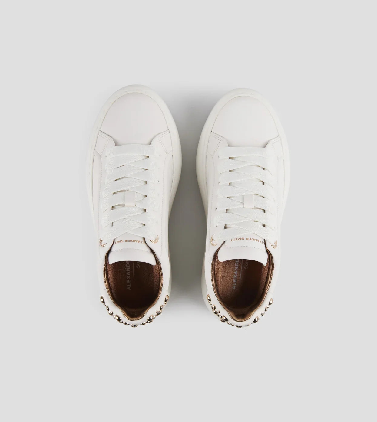 Sneakers donna in pelle bianca con borchie dorate sul tallone, vista dall'alto