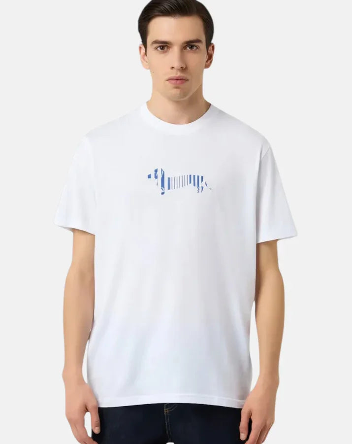 Uomo con t-shirt bianca e logo blu a forma di cane bassotto, moda casual uomo.