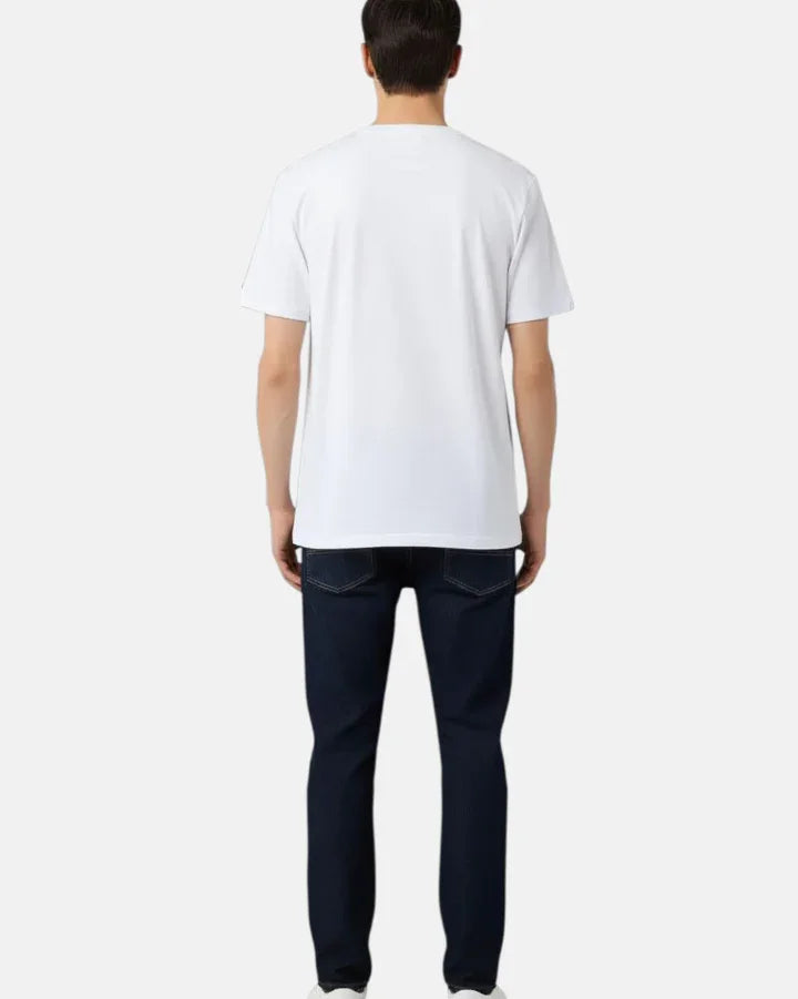 Uomo di spalle con t-shirt bianca e jeans blu, abbigliamento casual uomo.