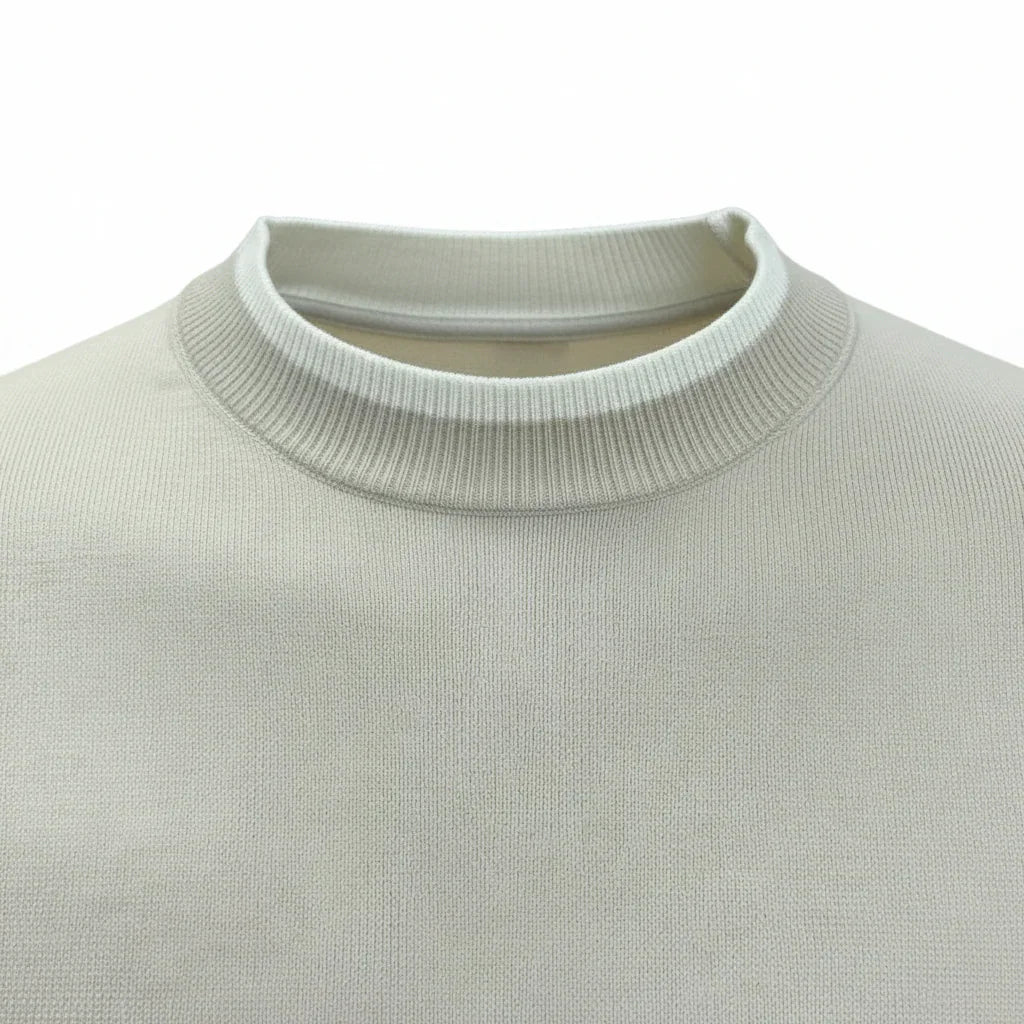Maglia girocollo uomo in cotone color panna, dettaglio tessuto a maglia fine.