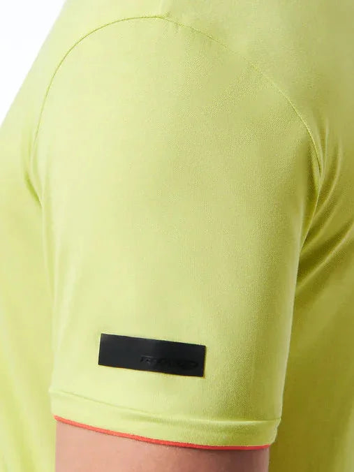 Manica t-shirt gialla chiara con etichetta nera, abbigliamento uomo fashion moderno
