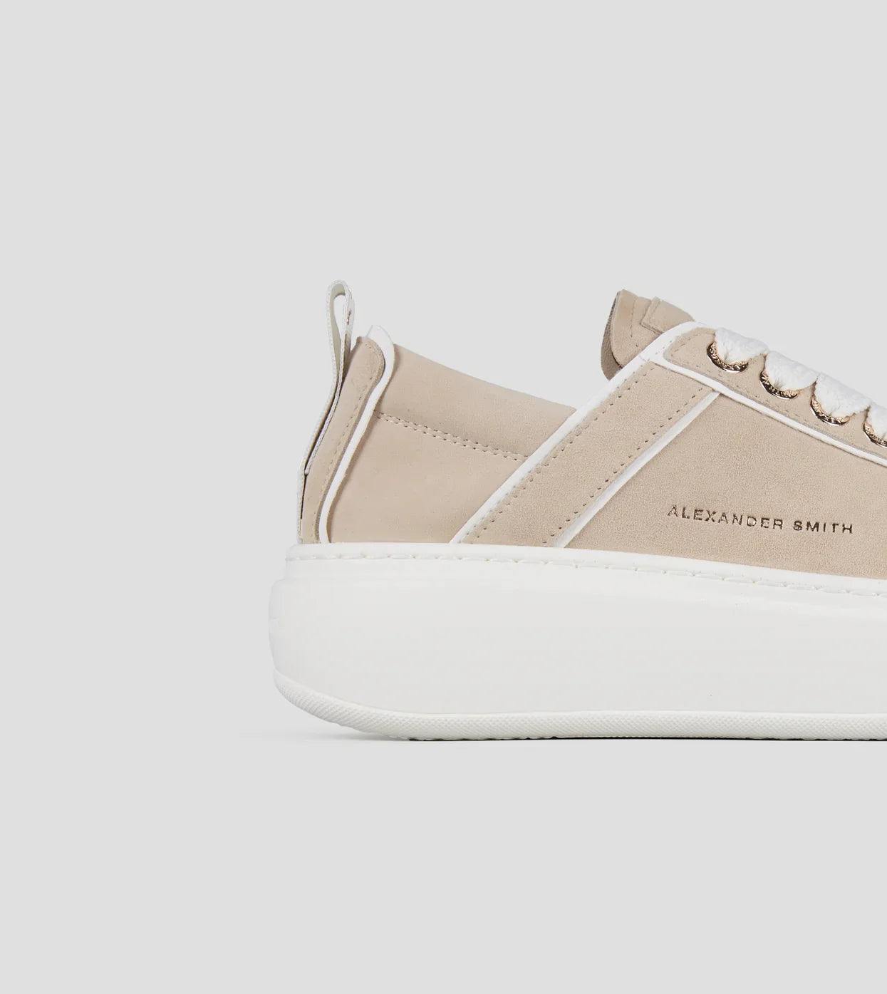 Sneaker donna beige in camoscio con dettagli bianchi, suola alta bianca, stile casual elegante