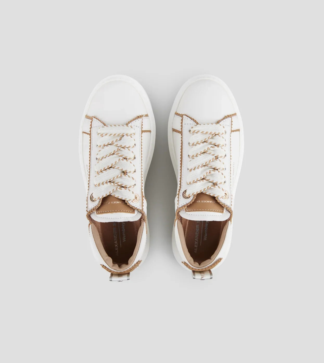 Sneakers donna in pelle bianca con dettagli marroni e cuciture a contrasto, vista dall'alto