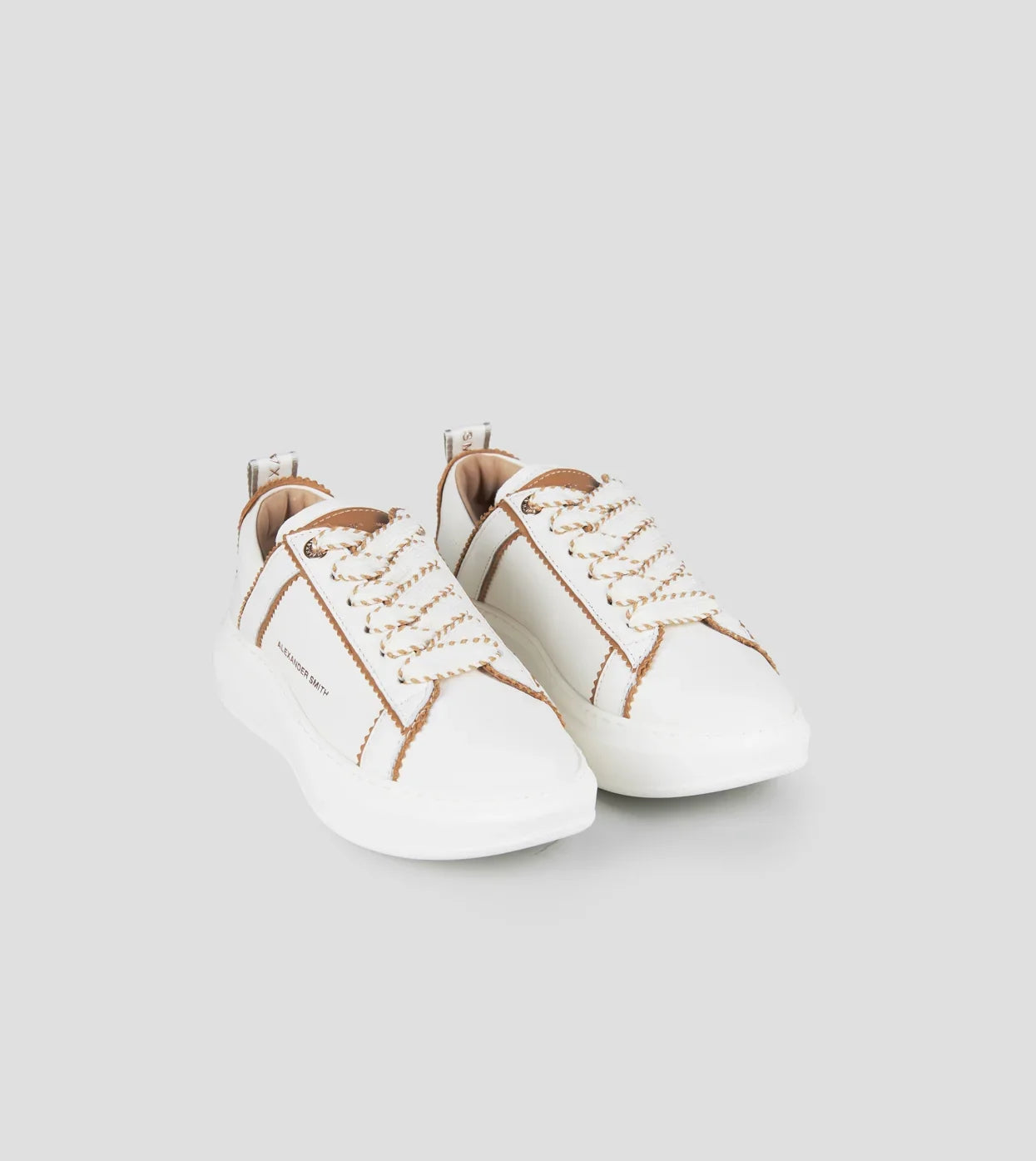 Sneakers donna in pelle bianca con dettagli marroni e suola alta, stile moderno