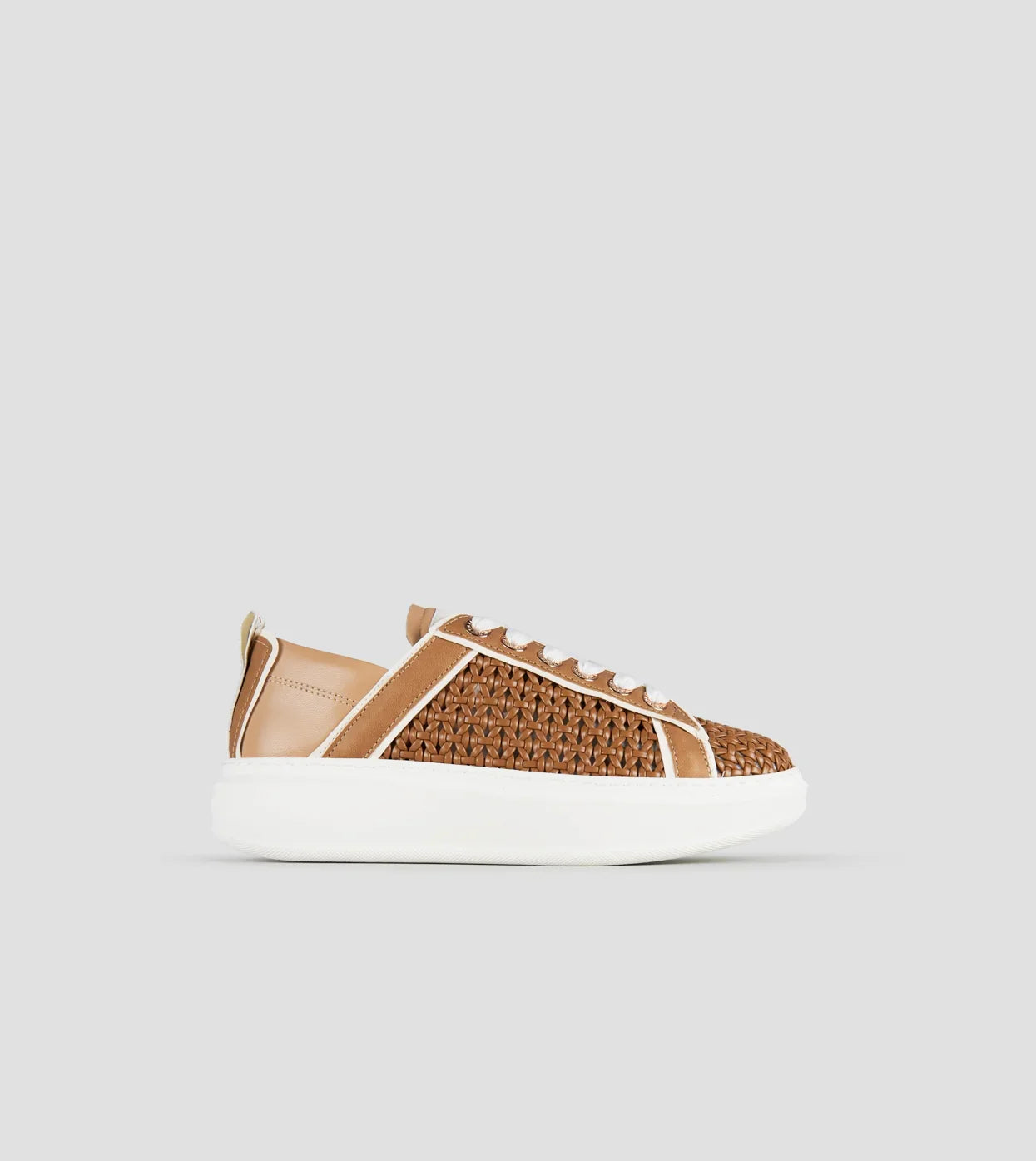 Sneaker donna in pelle intrecciata marrone chiaro con tallone beige e suola bianca