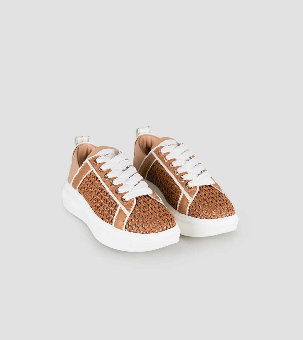 Sneakers donna in pelle intrecciata marrone chiaro con tallone beige e suola bianca