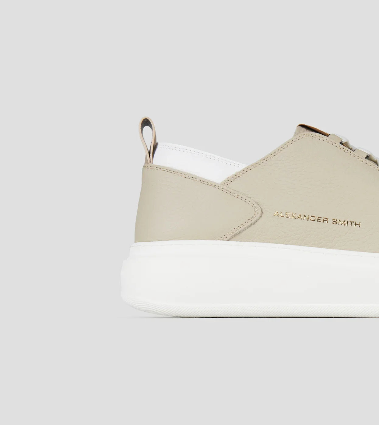 Sneaker uomo in pelle bottalata avorio con dettagli bianchi e fondo spesso, stile casual elegante.