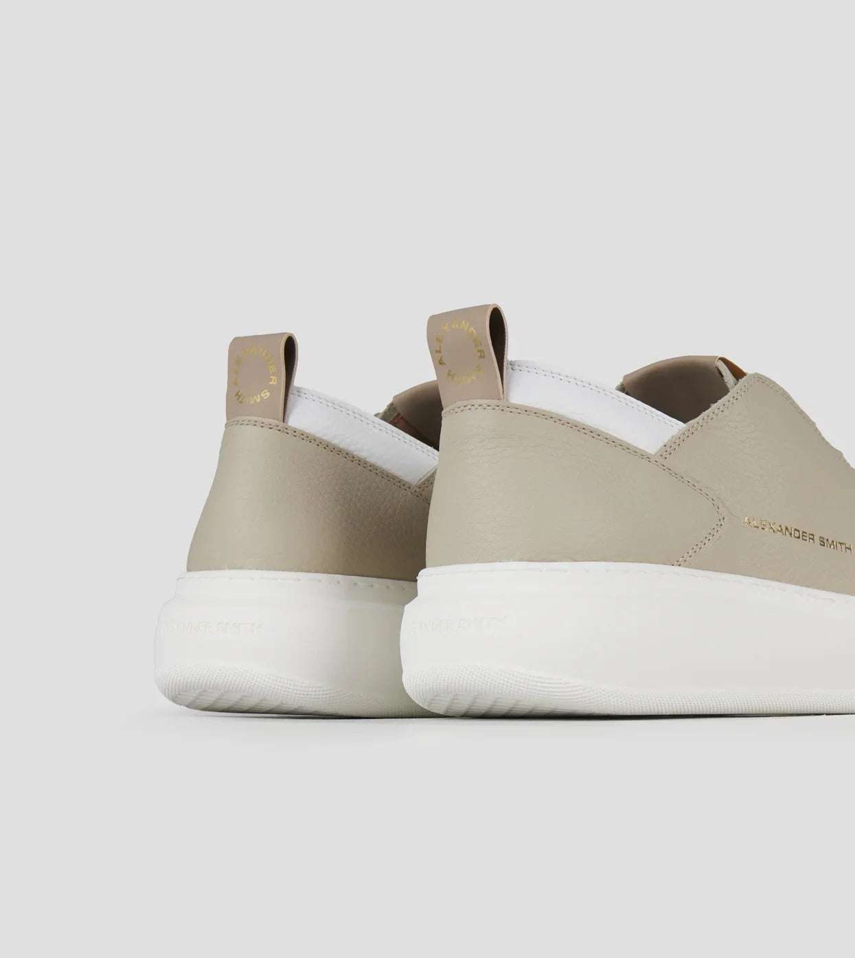 Sneakers uomo in pelle bottalata avorio con dettagli bianchi, fondo spesso, stile minimal