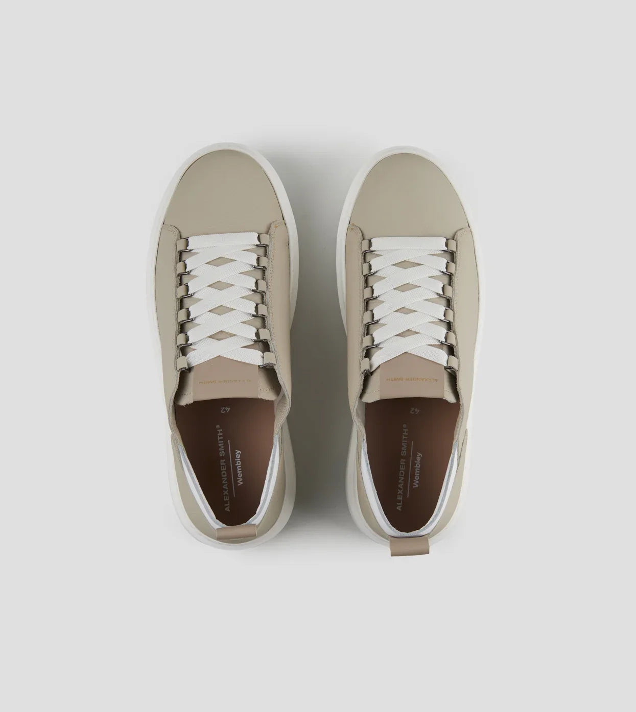 Sneakers uomo in pelle bottalata avorio con dettagli bianchi, vista dall'alto, lacci incrociati