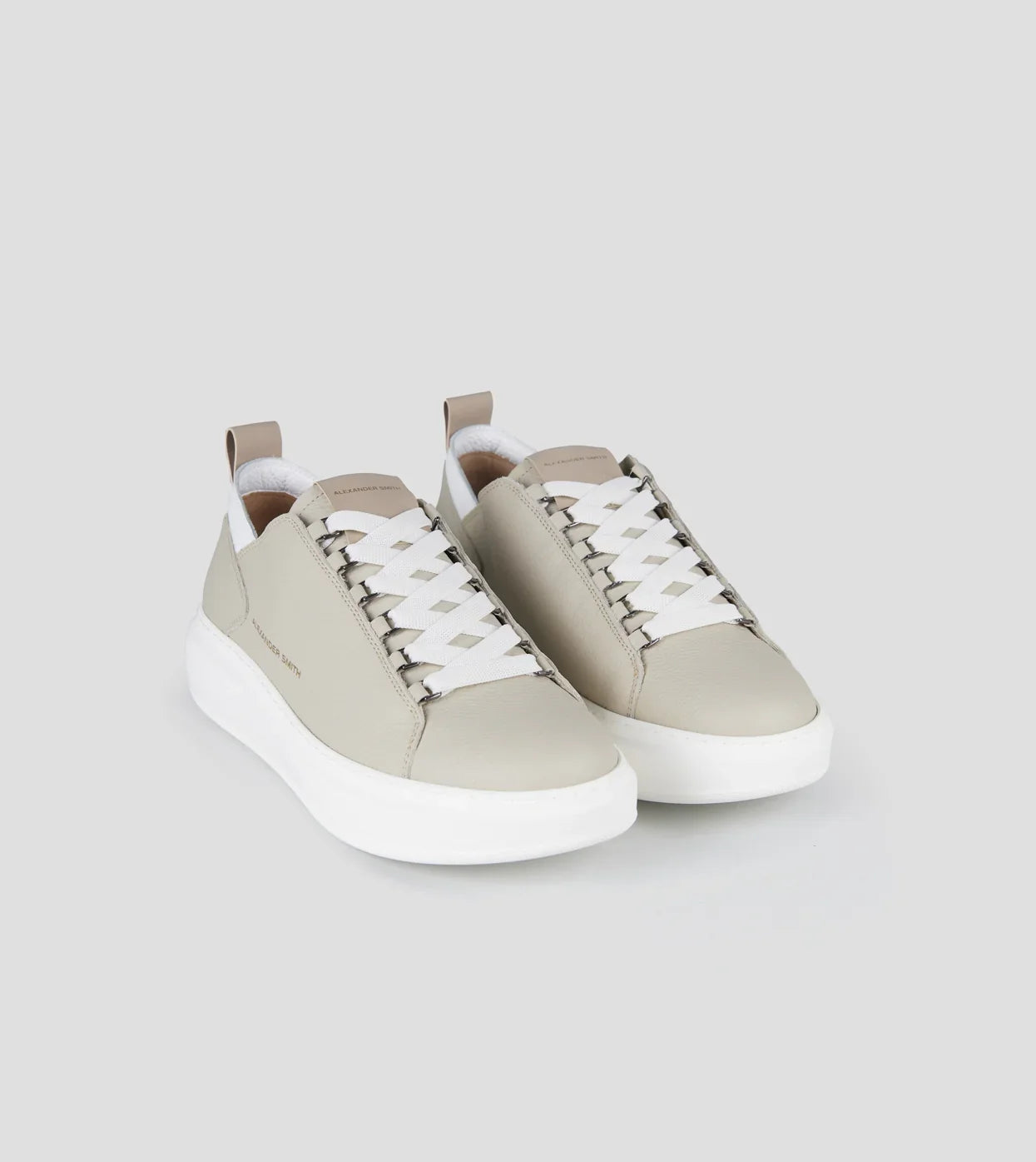 Sneakers uomo in pelle bottalata avorio con dettagli bianchi e suola bianca elegante