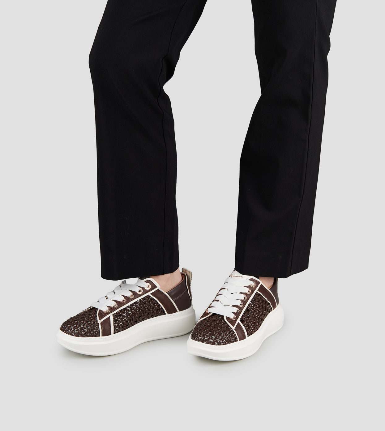 Sneaker Alexander Smith Wembley donna in pelle intrecciata e liscia marrone, vista laterale.