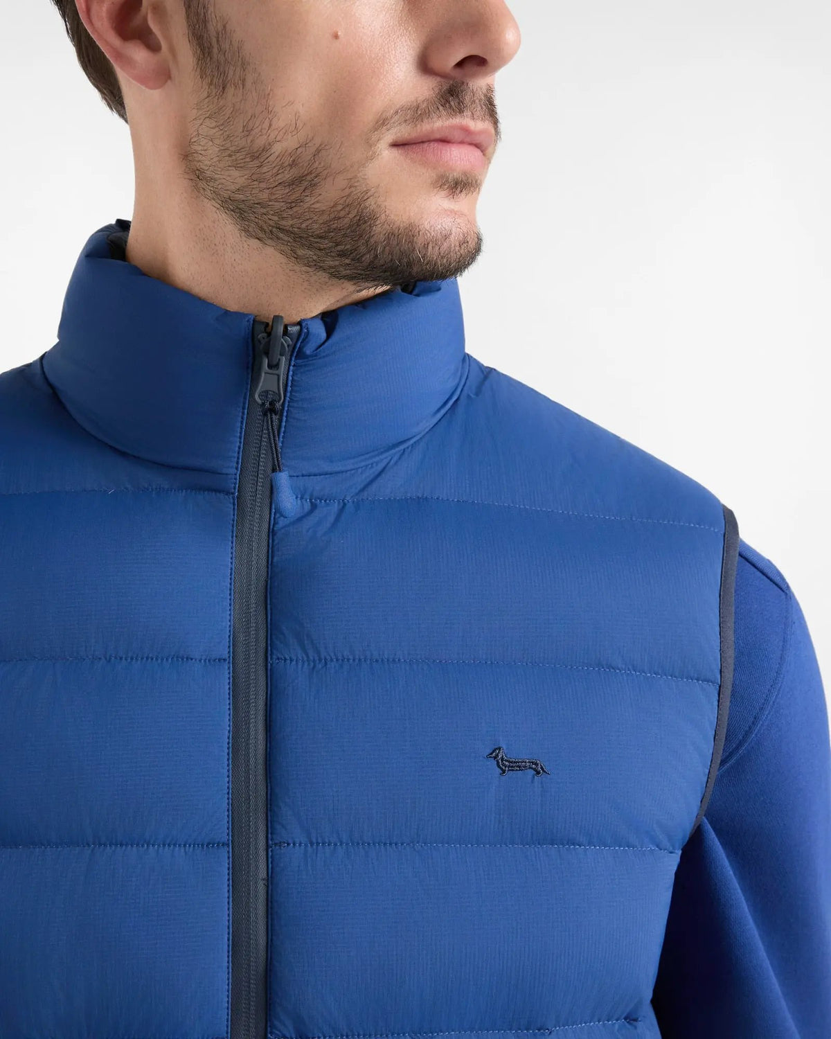 Dettaglio logo ricamato gilet reversibile Harmont & Blaine blu