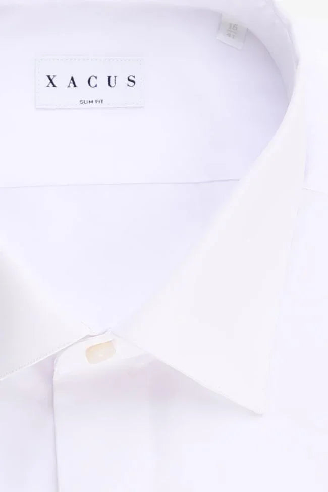 Camicia uomo bianca slim fit con colletto classico, dettaglio tessuto sartoriale.